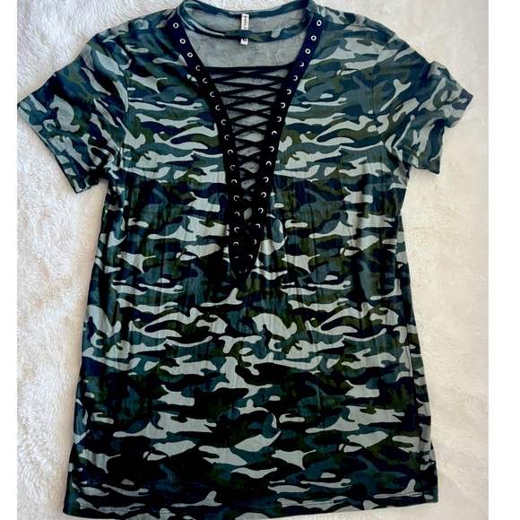 SHORT SLEEVE LACE UP CAMO BOYFRIEND TEE Size - Small - Picture 1 of 3